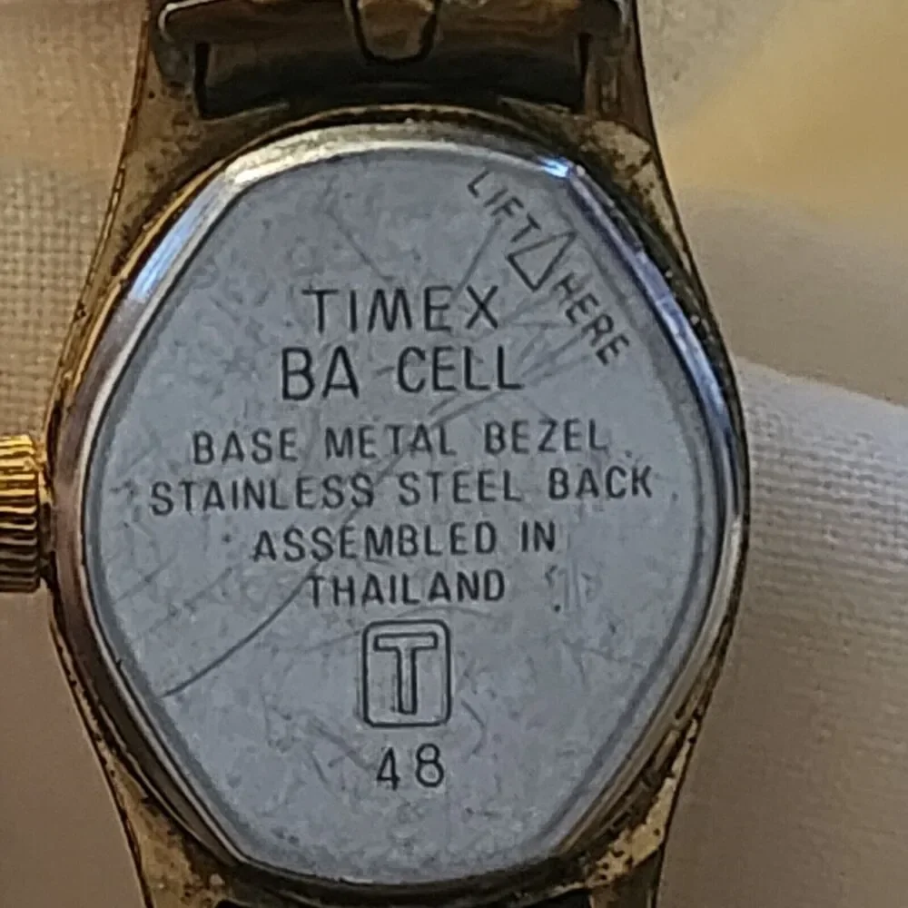 Vintage Ladies Timex Quartz Watch Stretch Band Gold Tone